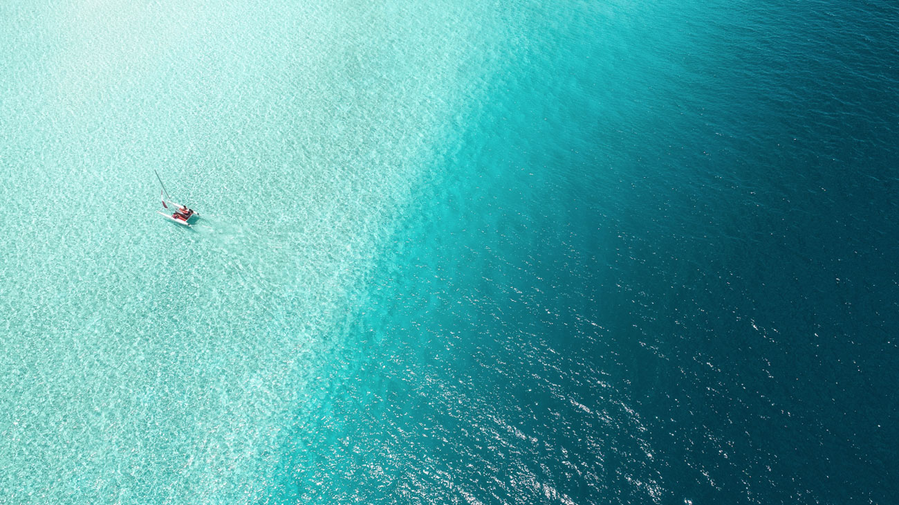 Żaglówka z widokiem na morze
